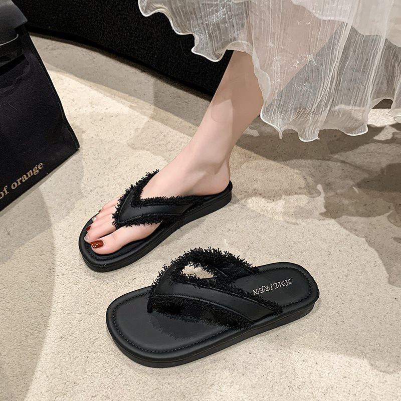 Versatile fashion beach Internet celebrity year 2025ins fringed summer thick-bottomed flip-flops women wear trendy new sandals