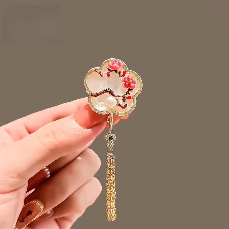 Vintage Peony Pearl Fan Brooch: Elegant Retro Flower Pin for Women’s Suits