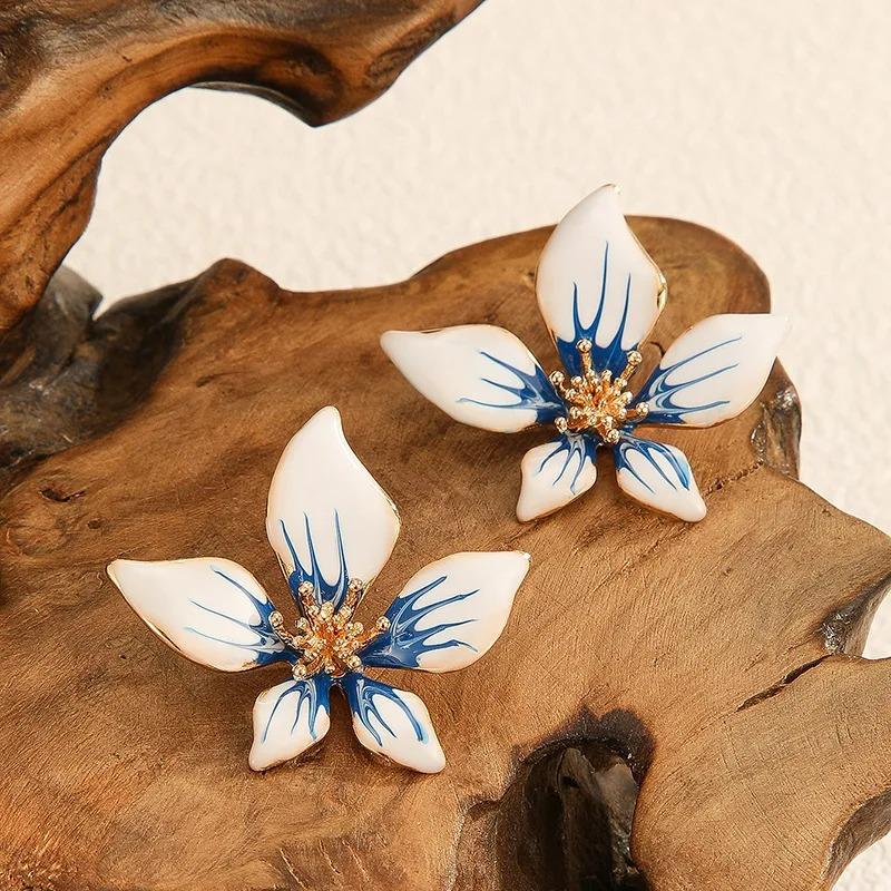 Modische Zirkon Silberfarbene Blume Unregelmäßige Ohrringe für Damen Exquisite Eingelegte Steckerohrringe Übertriebene Schmuckaccessoires