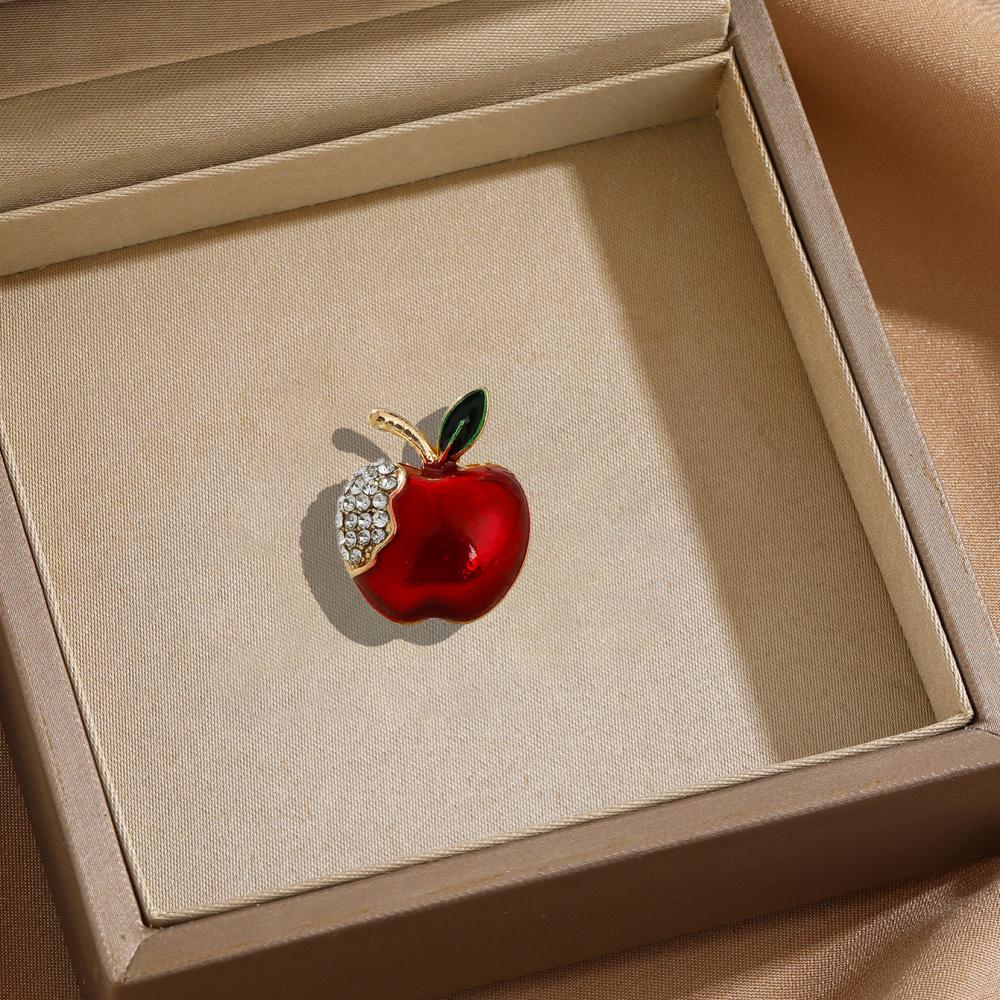

Red Apple-shaped Brooch Universal Fruit Series Alloy Corsage Pin Temperament Versatile Clothes Backpack Scarf Accessories Brooch красный