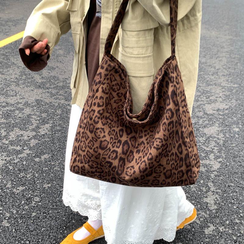 Large-capacity leopard print bag women's 2025 new autumn and winter fashion versatile shoulder bag casual commuter tote bag
