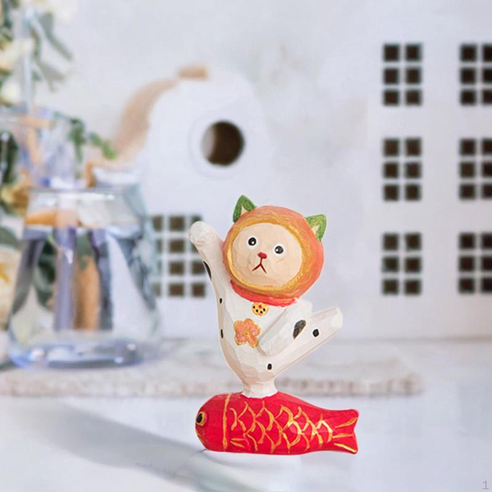 

Статуя кішки та рибки. Фігурка тварини. Орнамент. Різьба по дереву ручної роботи для книжкової полиці в спальні. білий