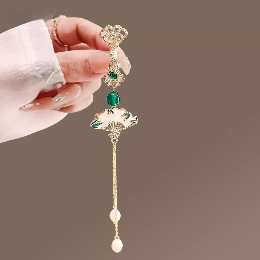 Chinese-style Lotus Blossoms At Every Step, Mother-of-pearl Lotus Flower Cheongsam with A Pressed Lapel, Ancient-style Pendant Brooch