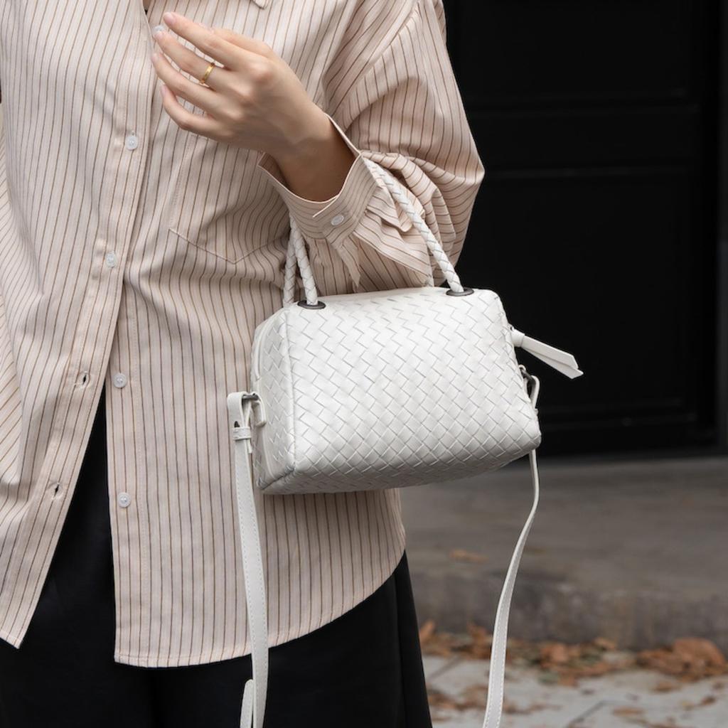 Trendy Women's Bag Versatile Woven Top Layer Sheepskin Hand-woven Hand-carried Cross-body Pillow Wrap Sheepskin Weaving