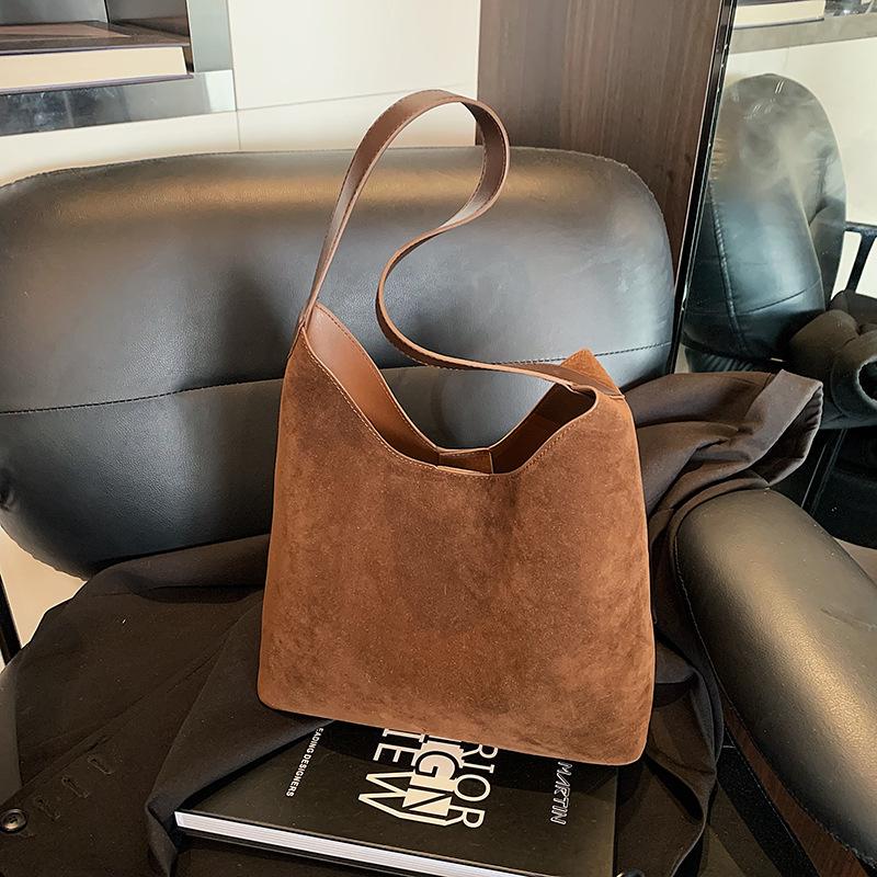 

Матовая замша, женская новая высококачественная текстура, повседневная простая сумка-ведро на плечо для通勤 коричневый