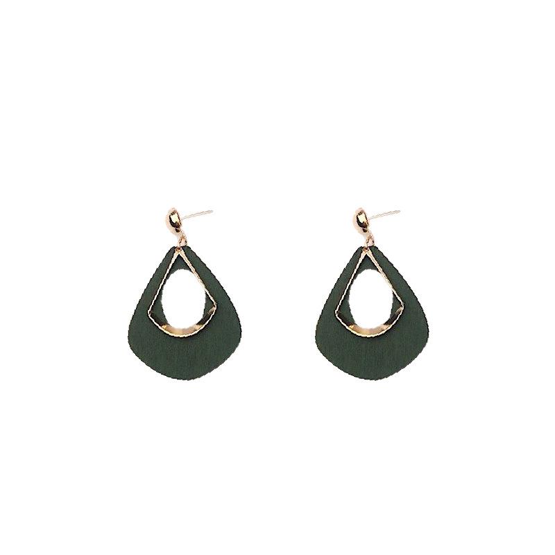 Vintage Hong Kong-Style Wooden Hollow Earrings: Simple, Versatile, Long, Perfect for Women's Fashion.