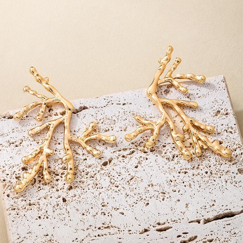 Eksplozywne kreatywne szykowne kolczyki damskie wiatr metal czerwone gałązki koralowe modne ulica aukcja pozowanie zabawne uszy