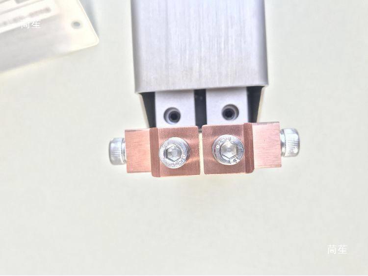 Головка точкового зварювання ЧПУ для збирання акумуляторних блоків 18650 з двома голками для контактного зварювання та безпневматичним кріпленням