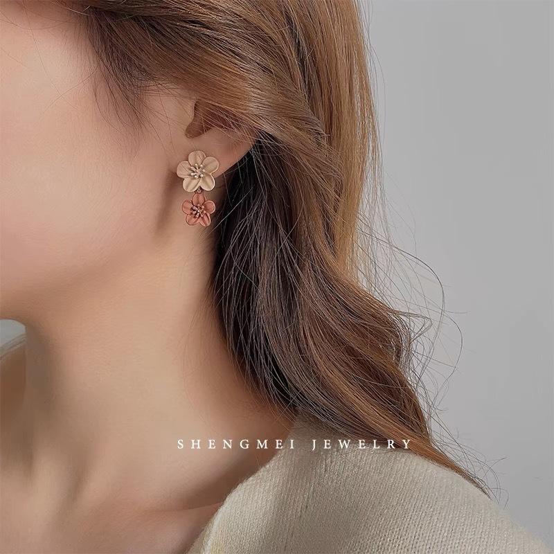 Retro earrings, new popular high-end contrasting colors, flower studs, women's high-end temperament, earrings design sense
