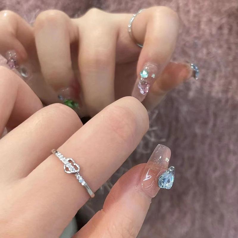 Damen Verstellbarer Liebes Zirkon Ring: Schlichtes hohles Herzdesign mit Diamantakzenten, ideal für den Zeigefinger einer modebewussten Freundin.