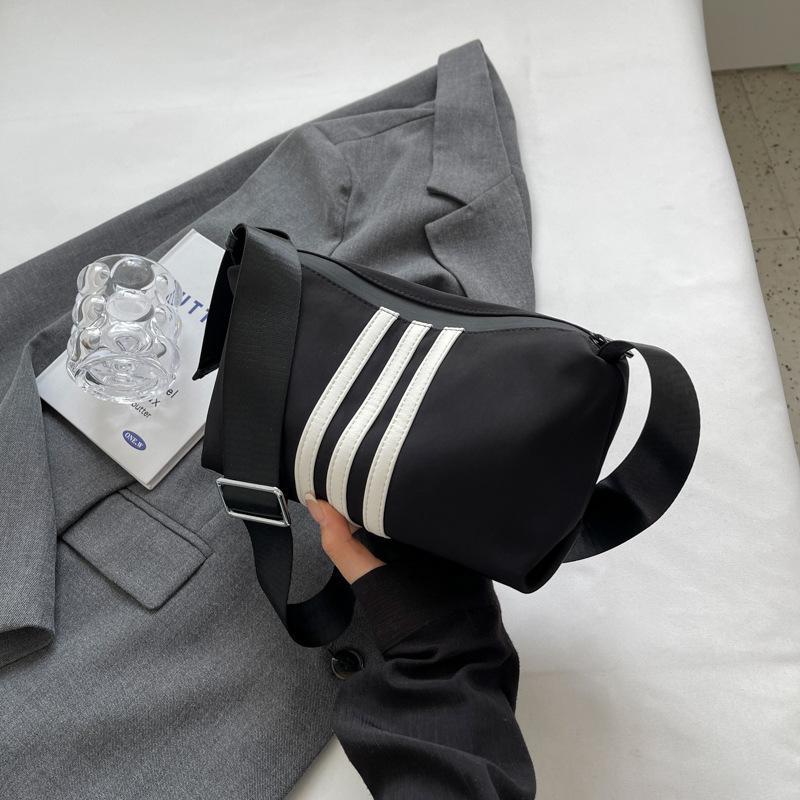 

Простая сумка-подмышка из ткани Оксфорд, женская модная повседневная маленькая квадратная сумка, 2025 новый летний нишевый дизайн, сумка-мессенджер чёрный