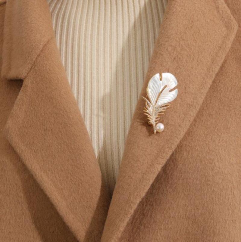 Modische Kristall Muschel Feder Brosche Pins für Damen Weiße Perle Gold Farbe Party Hochzeit Geschenke Kleidung Accessoires