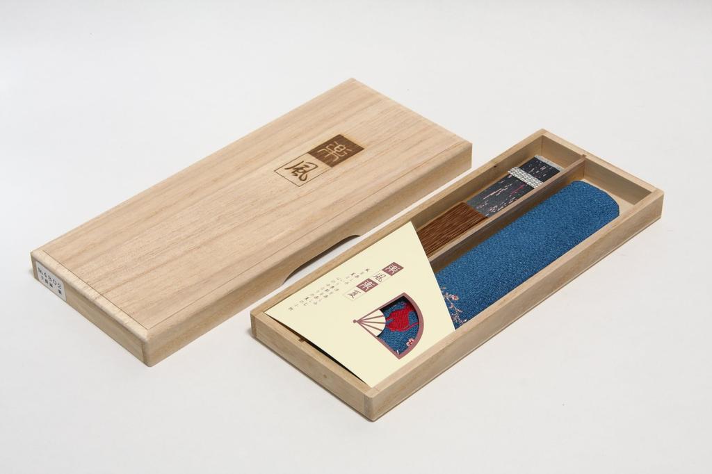 Fan with Cat Comes with a Carrying This Fan Is Short and and Comes In a Paulownia Wood [Hasegawa] Hand-printed Pattern, Case. Flexible, Box.