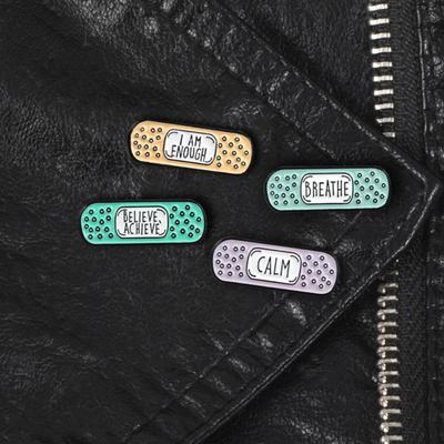 Respirez, croyez, atteignez le calme, je suis assez unisexe, broche de pansement, Badge de veste