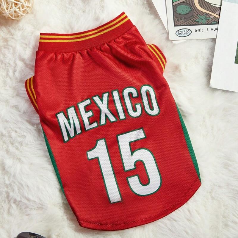 

Стильная футболка для питомца в стиле национальной сборной Мексики, Размер 15, В полоску с принтом номера на английском языке, Контрастный воротник и манжеты в рубчик, Подходит для всех пород S красный