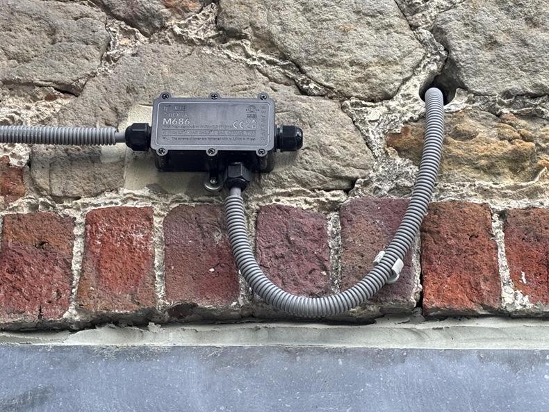 Hydraulická vodotěsná krabice pro kabelové konektory: Stříkající vodě odolná rozbočovací krabice 1 vstup / 2 výstupy pro vysoký výkon