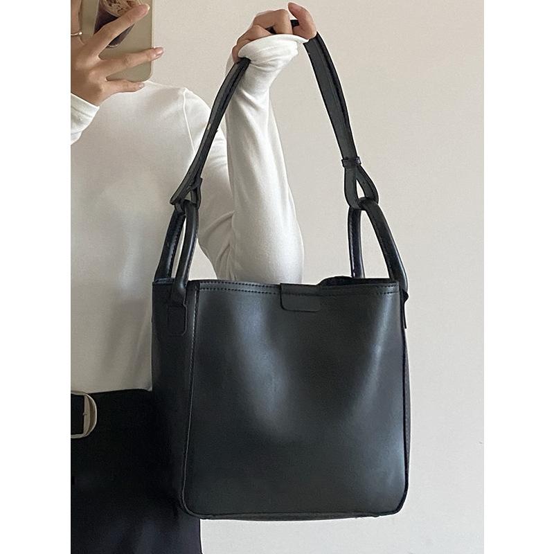 

Чорна сумка з поліуретану 2023 Нова жіноча мінімалістична сумка через плече на блискавці. Класична модна сумочка для класу Tide чорний