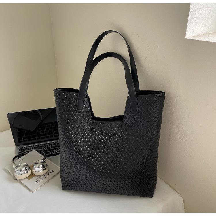 Commuter to work armpit large-capacity bag women's 2025 new Korean version autumn and winter fashion woven tote bag shoulder bag