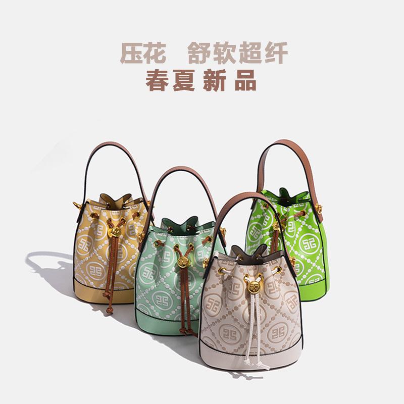 

Весна и лето новая тисненая сумка-ведро на кулиске нишевая мини-сумка вертикальная повседневная на плечо сумка-мессенджер универсальная length 17.5X width 10.5X height 18.5cm