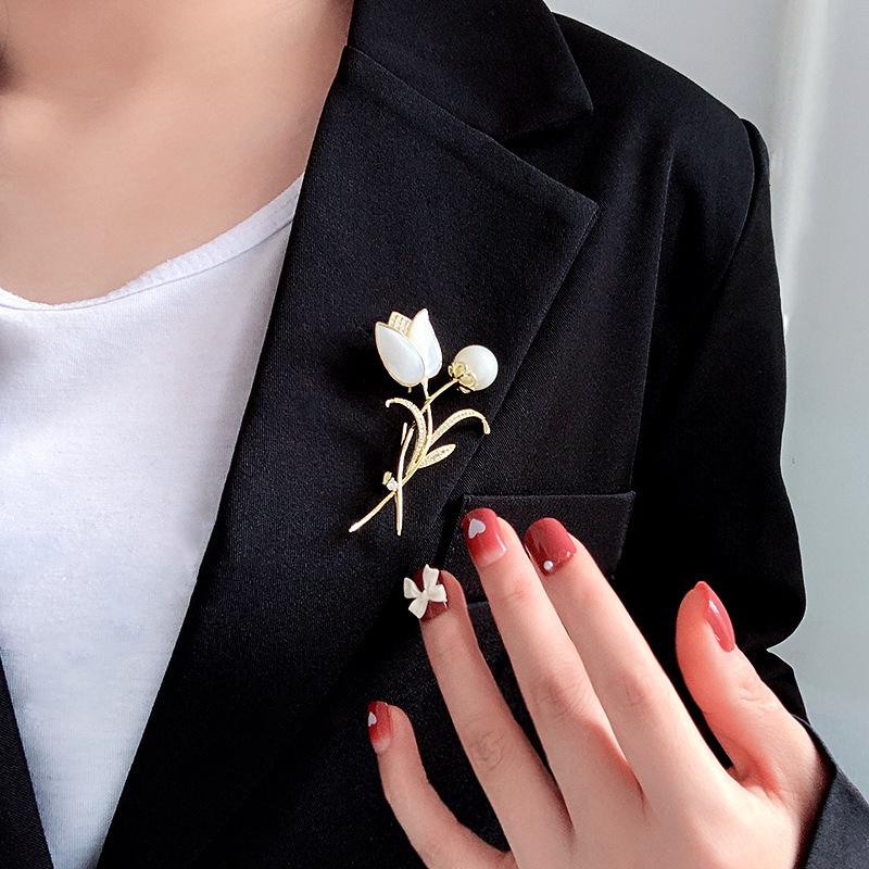 Tulip Pearl Corsage Brooch - Elegant Women's Fashion Pin for Versatile Suit or Coat Accessories.
