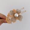 Pinza para el pelo de trébol de cuatro hojas con perlas y pedrería para mujer - Elegante accesorio para moño de flor y cola de caballo