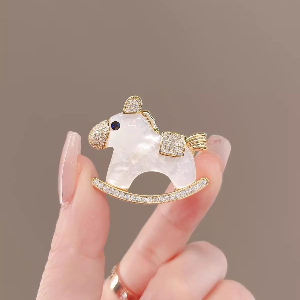 

Милая брошь в виде троянского коня с имитацией рябчика для женщин, роскошь, чувство высокого класса, чувство дизайна пряжки, защищающей от света, корсаж для костюма Niche