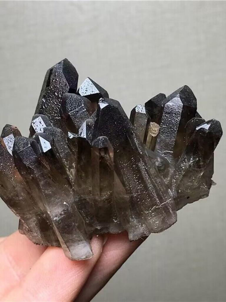Natural Tea Crystal Cluster Original Mineral Black Crystal Cluster Smoke Crystal Shooting Props Tabletop Ornaments