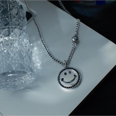 Collana Versatile Faccina Sorridente: Design Chic Europeo e Americano
