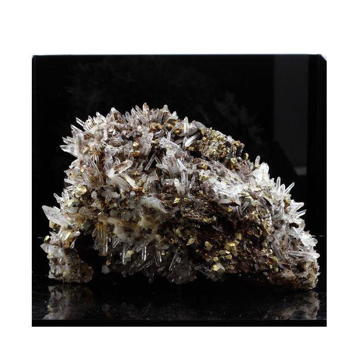 Pierres et Minéraux. Siderite, Quartz, Pyrite. 6057.0 ct (1.2 kg). Saint-Pierre-de-Mésage, Vizille, France.