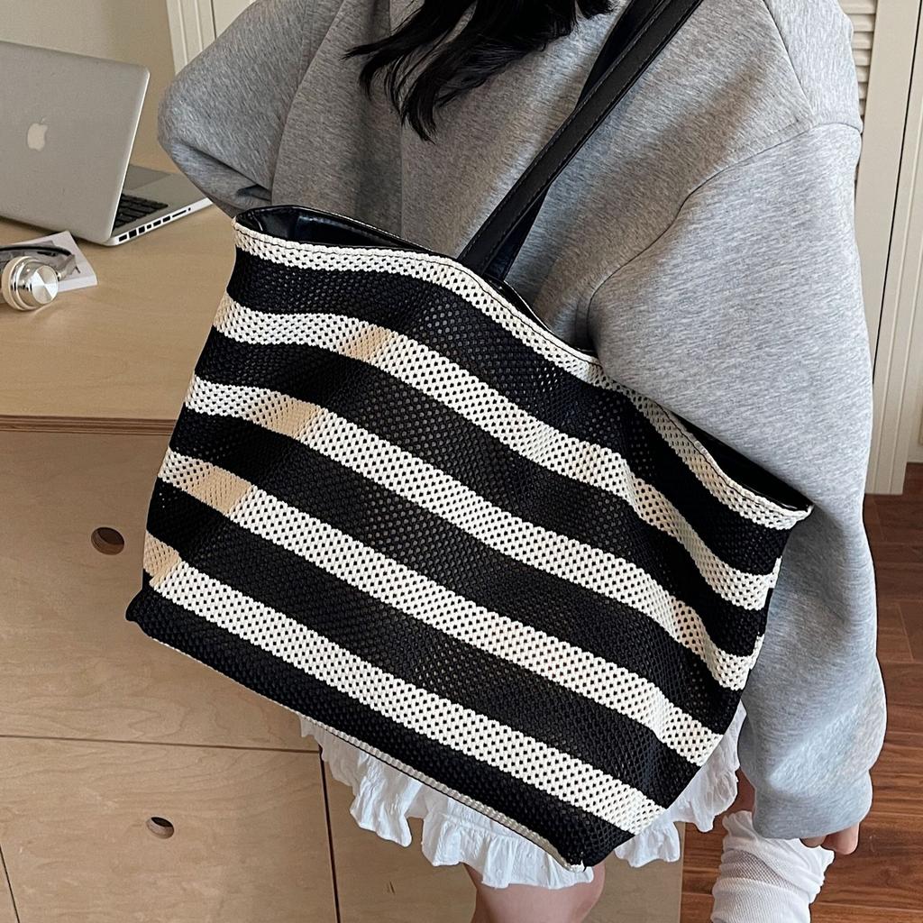 2025 Korean version of large-capacity tote bag contrasting color striped bucket bag summer new hollow lazy wind woven bag