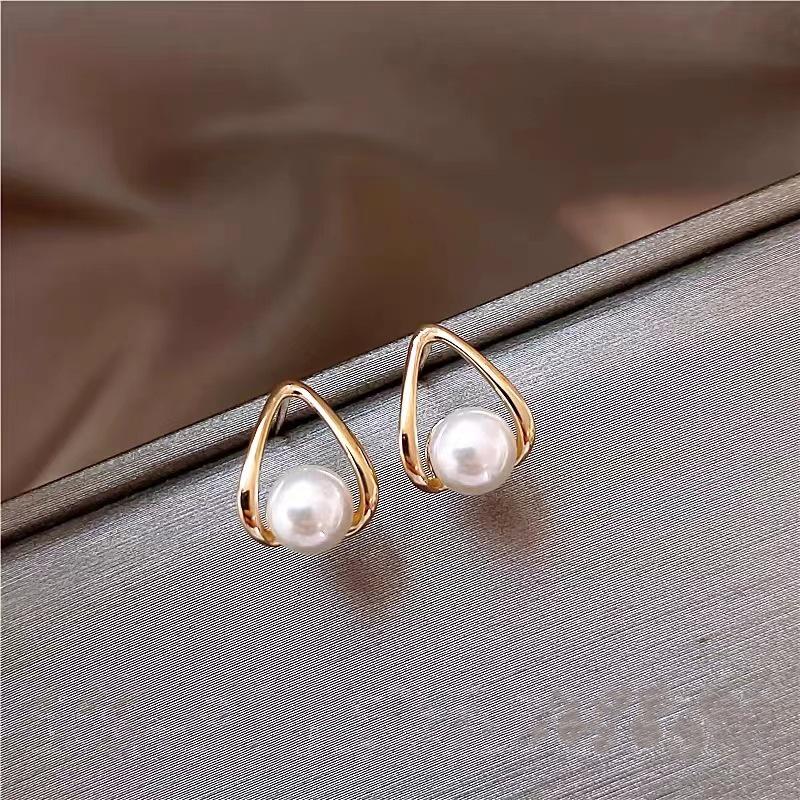 Korean Elegant Pearl Stud Earrings for Women: Versatile, High-Class Style Jewelry