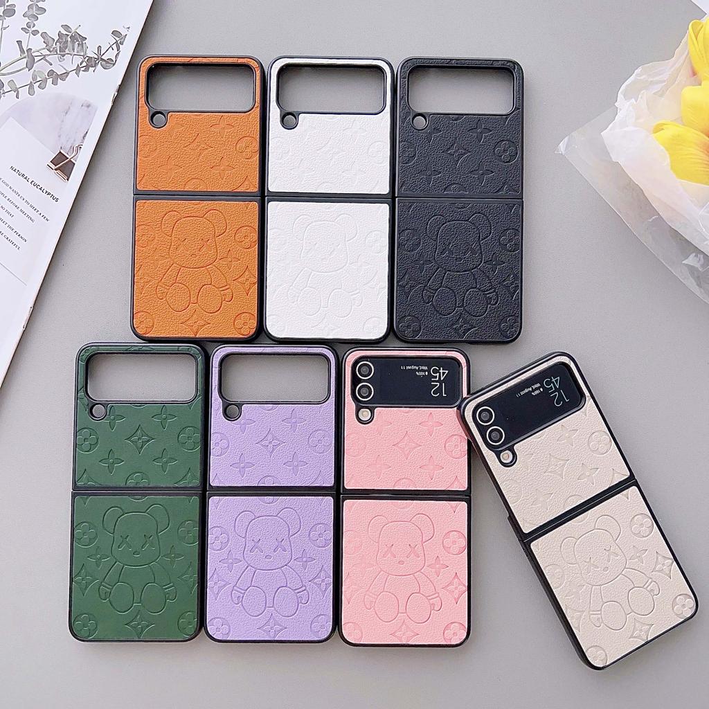 ZFlip4 Cute Bear Embossed Pattern Hard PC Case pro Samsung Z Flip 3 Z Flip 4 Funda PU kožený kryt telefonu Z Flip4 Z Flip3 ZFlip3 plná ochrana