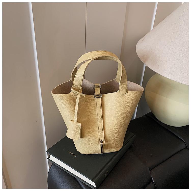 Niche fashion design bag women's 2025 new popular simple hand bag foreign style portable vegetable basket bucket bag