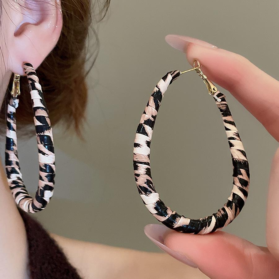 Silver Needle Resin Leather Leopard Geometric Flower Stud Earrings – High-End Autumn/Winter Fashion for Women