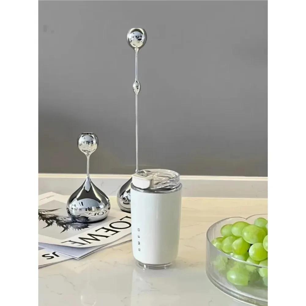 Krémově bílé izolované láhve na vodu Termoska Láhev z nerezové oceli Láhev na pití Šálek na kávu Cestovní hrnek