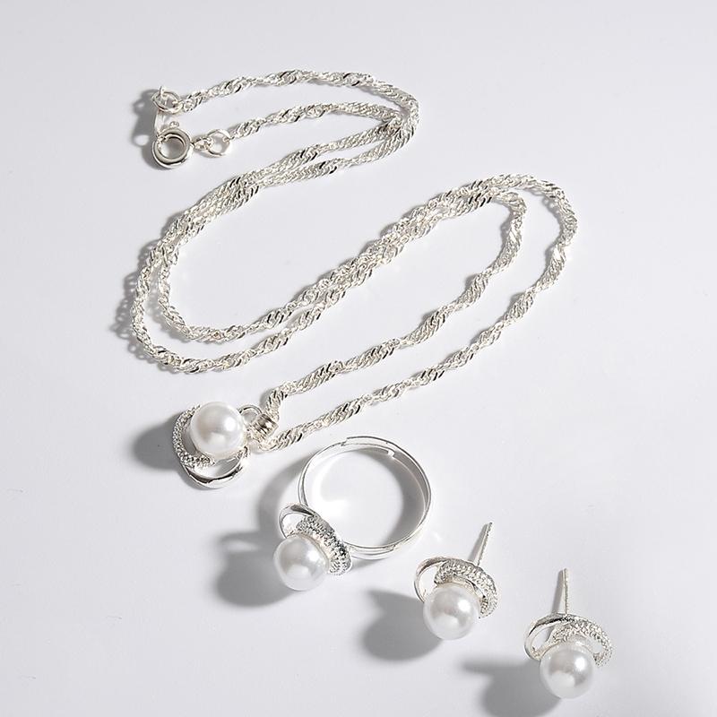 Delicato Set Matrimoniale per Donna con Orecchini, Anello e Collana a Forma di Farfalla e Fiore di Perle Finte