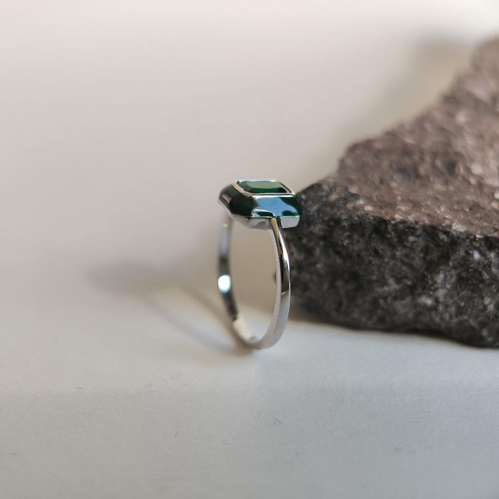 Серебряное кольцо с фианитами, емаллю, вес изделия 1,64 гр (60002237)