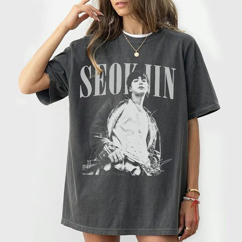 Moda Estiva 2026 T-shirt Trendy Vintage Jin Shirt, Merch Kpop di Kim Seokjin, Maglietta Retrò Jin Anni '90, Regali per Fan Hip Hop Streetwear T-shirt Oversize
