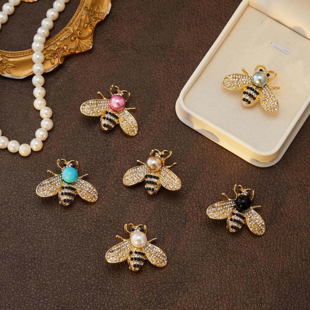 High-End Women's Bee Brooch: Korean Luxury Temperament Badge Pin for Versatile Clothing Accessories