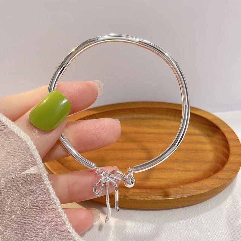 Trendy Bow Bead Bracelet for Women: Stylish, Versatile, and Fashionable Hand Jewelry