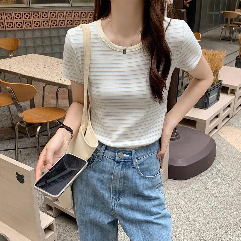 Dámské pruhované tričko s krátkým rukávem v letním niche designu s kontrastními barvami pro horké dívky čistá touha pravé rameno přiléhavé topy