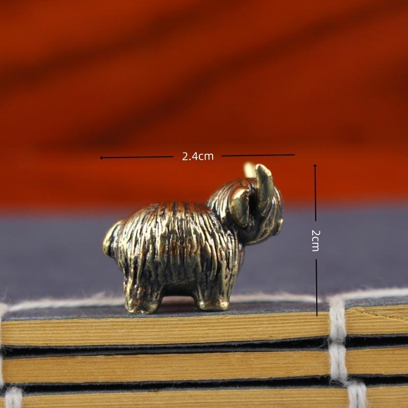 Mini Retro Brass Wall Highland Cattle Sculpture Hand Toy Gift Keychain Ornament Home Office Desk Decorative Ornament