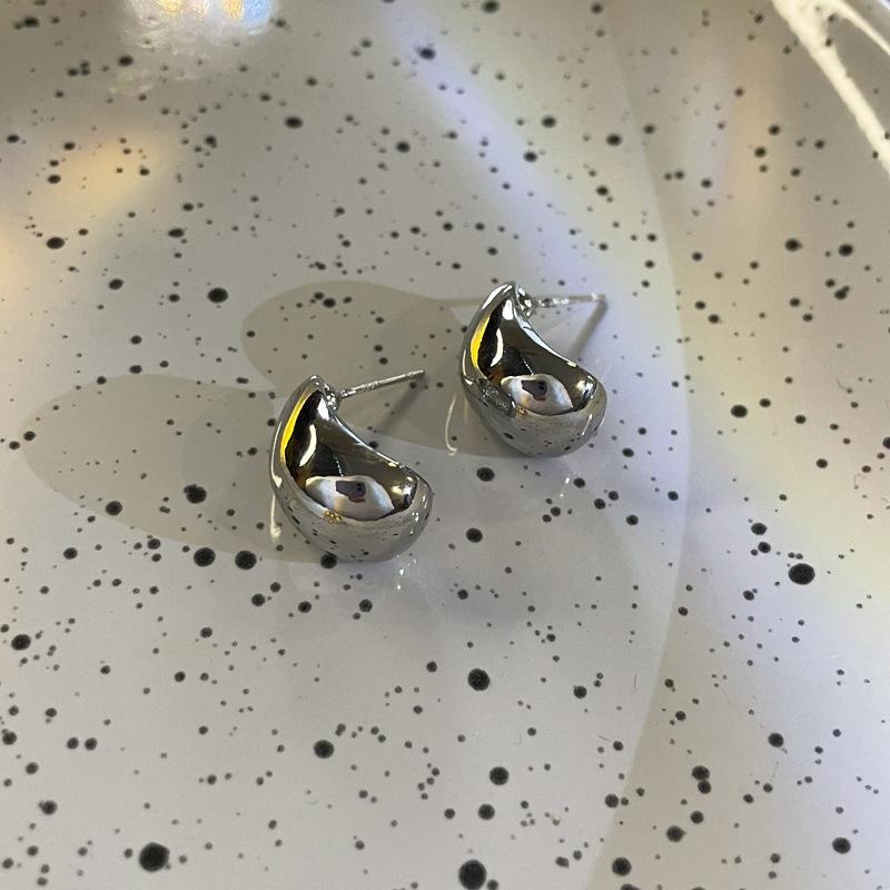 

Silver needle C-shaped earrings, metal cold wind, Dongdaemun, Korea, bright stud earrings, simple and versatile ins earrings.
