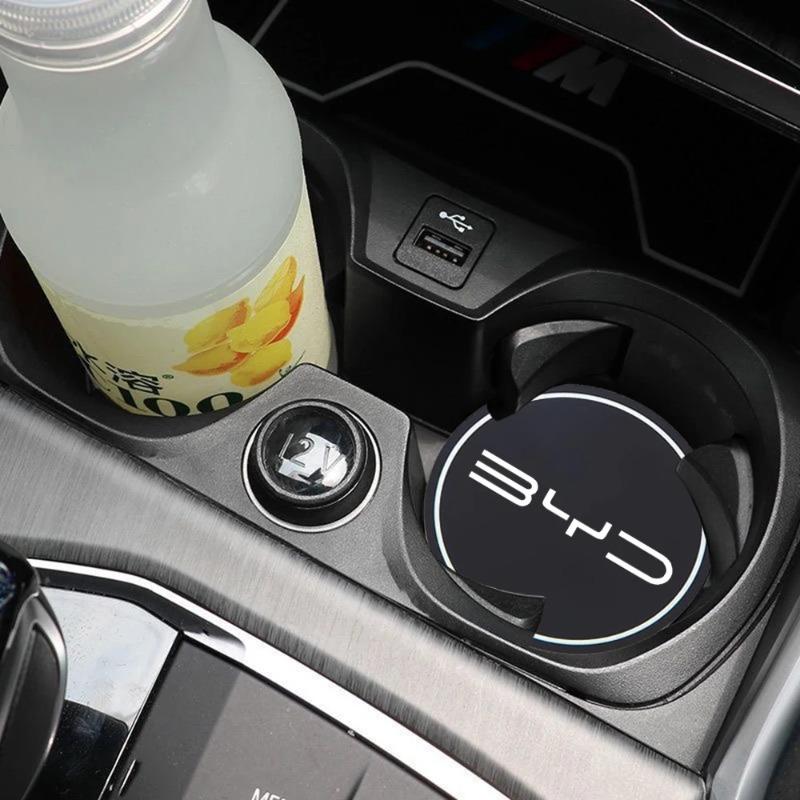2 Pezzi Tappetino Portabicchieri Auto Serie BYD Decorazione Sottobicchiere in Pelle per BYD Tang Atto3 Yuan Plus Seal Song Dolphin Sealion Shark