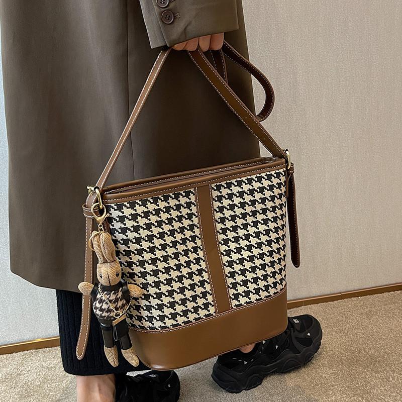 IELGY Ladies Messenger Bag Fashionable All-Match One-Shoulder Checked Bucket Bag