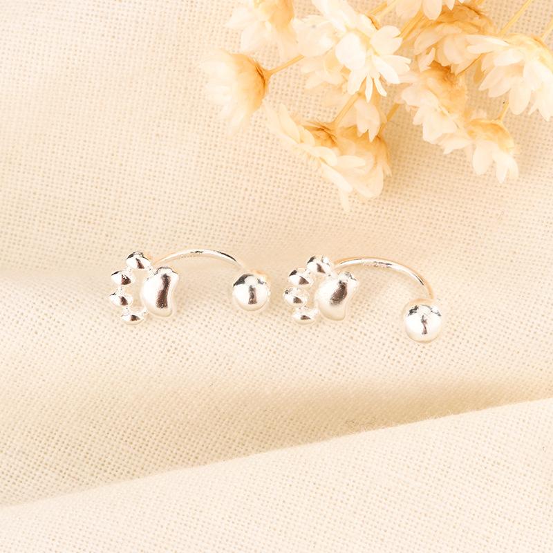 Cute Minimalist Cat Claw Cartilage Earring Mini Screw Back Hoop Fashionable Tiny Paw Studs For Women Stylish Jewelry