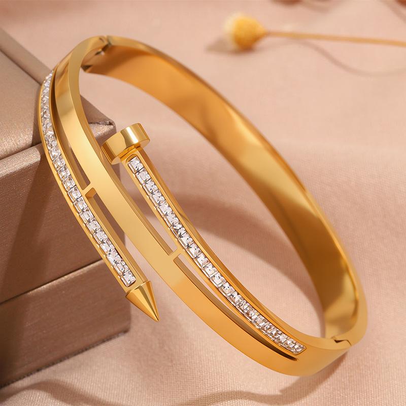 Hot-selling titanium steel bracelet, girls' high-end sense of fashion, popular light luxury in Europe and the United States, Gypsy star love diamond