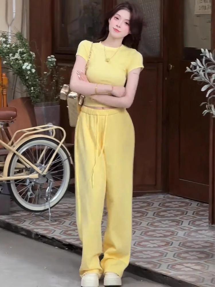 Schickes und bequemes Damen-Sommer-Set: Würziges Slim-Fit-Top und Weitbeinige Hose