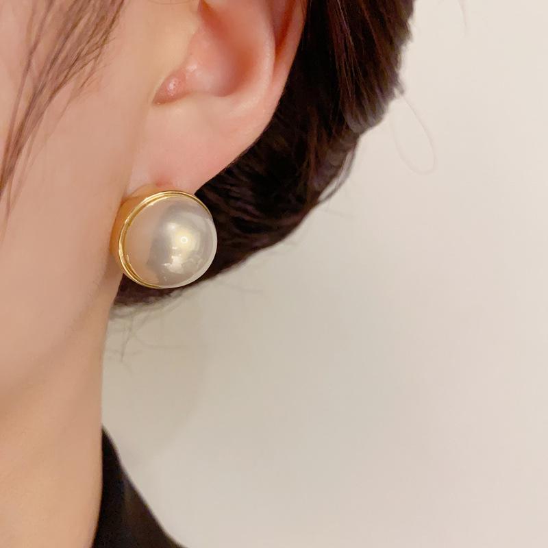 Elegant S925 Silver Pearl Stud Earrings - Simple & Luxurious Design