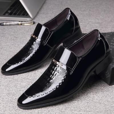 Herrskor i lackläder med krokodilprägling, bredd, spetsig tå, slip-on, affärsmässiga, formella, komfort, halkfria, kontor, bröllop